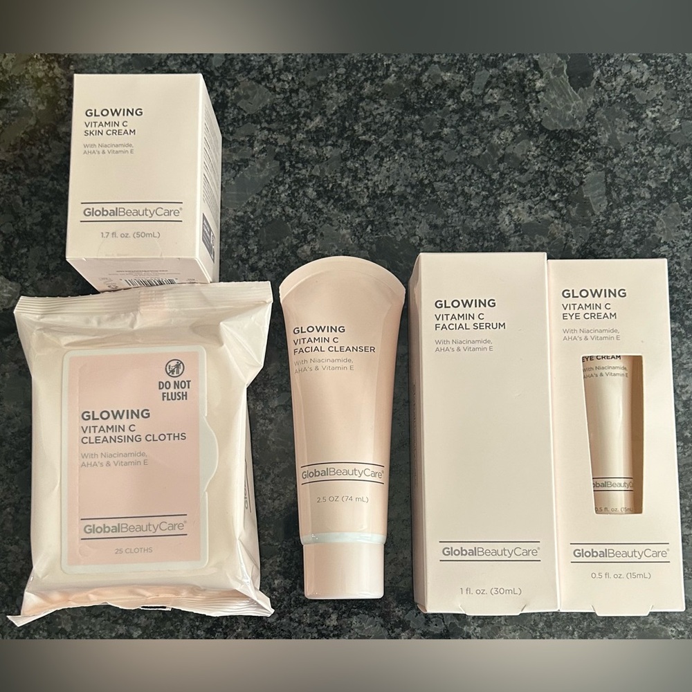 Glowing Vitamin C Facial Cleanser - Pale Pink
